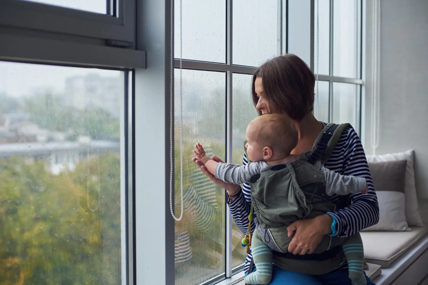 L’écharpe de portage : Pourquoi est-elle indispensable pour les parents en déplacement ?
